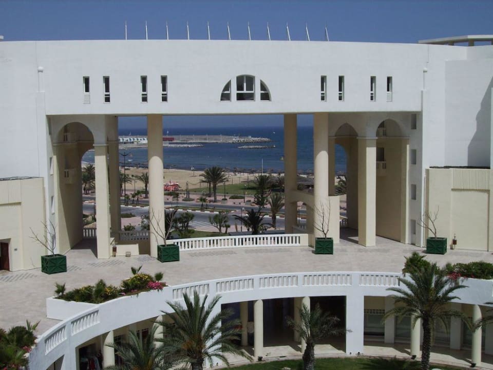 Blick vom Zimmer auf den Innenhof und das Meer Medina Solaria & Thalasso