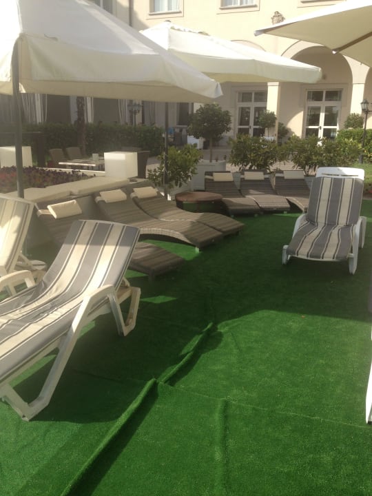 Liegen am Pool Savoia Hotel Regency
