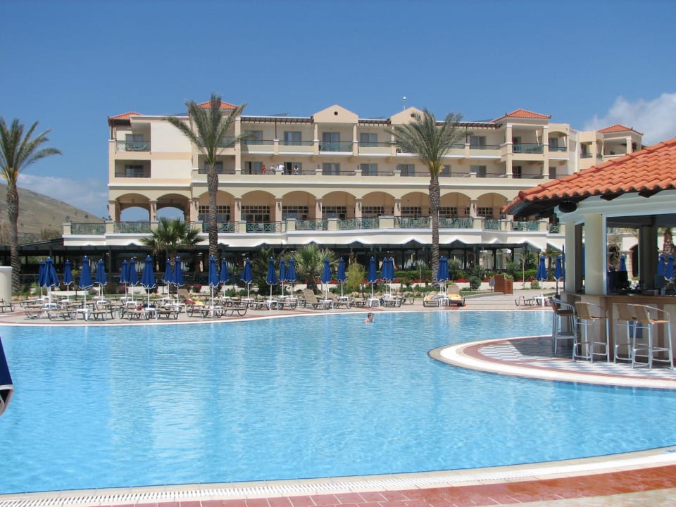 Blick auf der Poolanlage Lindos Princess Beach Resort & Spa