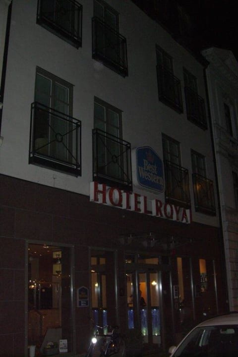 Hoteleingang bei Nacht Best Western Hotel Royal
