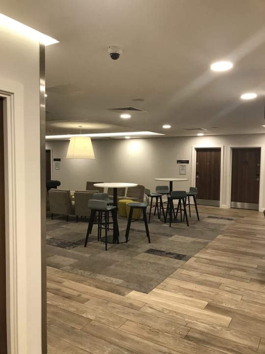 Lobby Hampton By Hilton London Stansted Airport