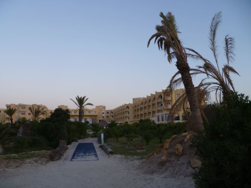 Weg vm Strand zum Hotel Skanes Serail Aquapark