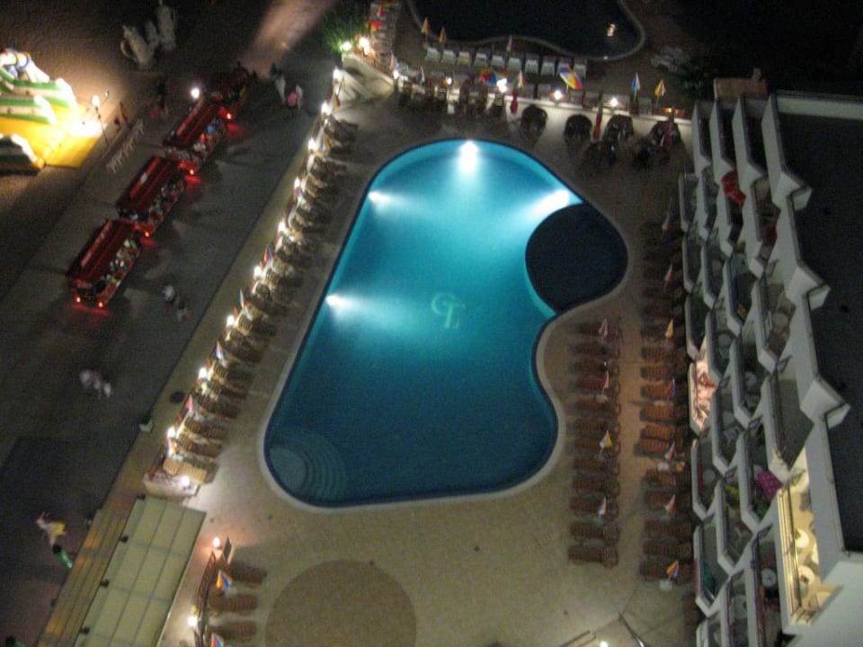 Der Pool am Abend Hotel Glarus