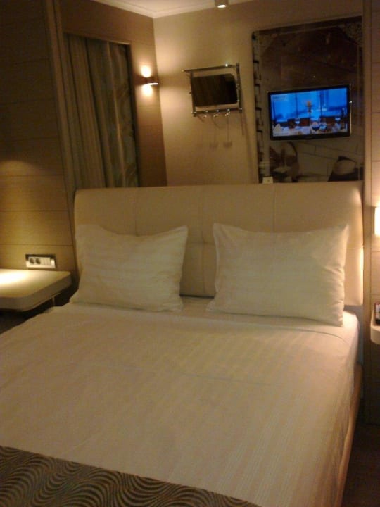 Mirror on opposite side of the room TITANIC Comfort Berlin Mitte