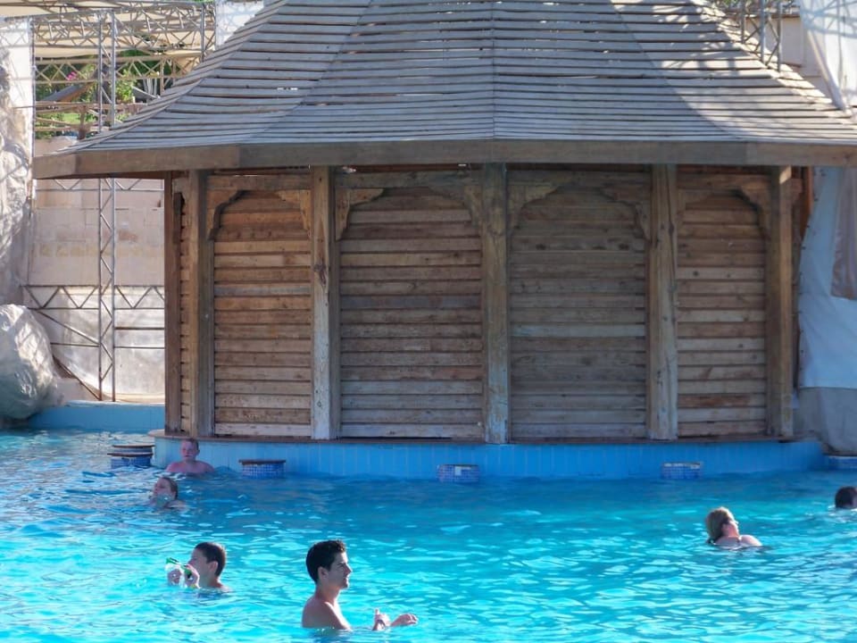 Eine der 3 Poolbars alle geschlossen (zu sauber) Serenity Alpha Beach