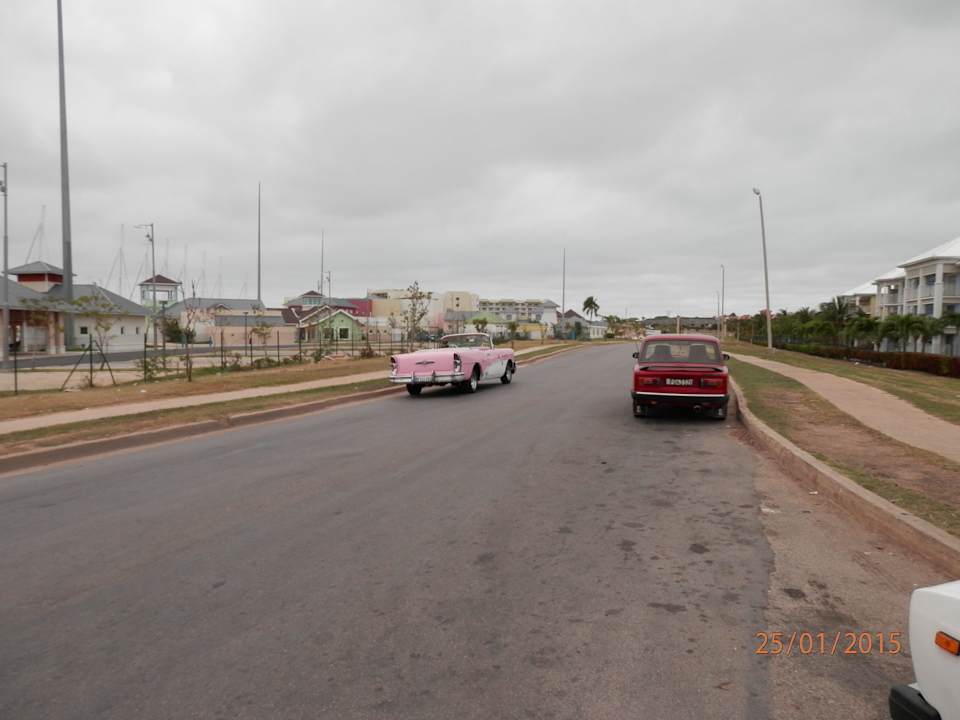 Widok przed hotelem po prawej budynki hotelu Fiesta Americana Punta Varadero