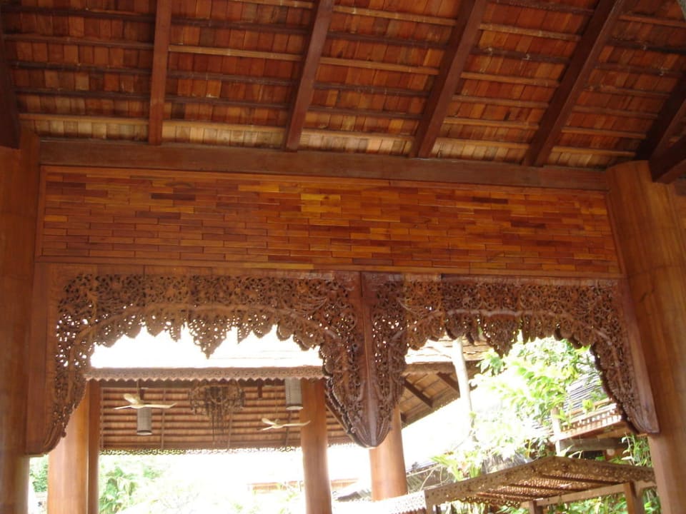 Blick nach oben im Restaurant Santhiya Koh Phangan Resort & Spa