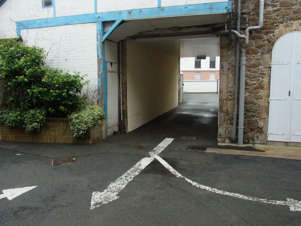 Zufahrt zu den Parkplätzen Hotel Ibis Saint Malo Plage