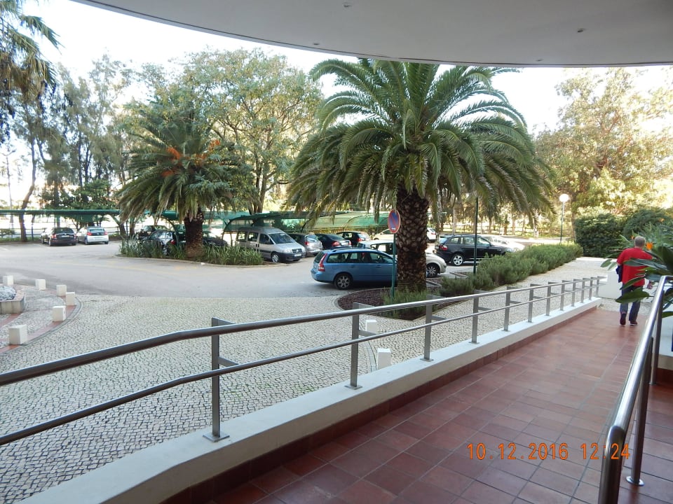 Zum Parkplatz vor dem Hotel Ozadi Altura Beach Resort