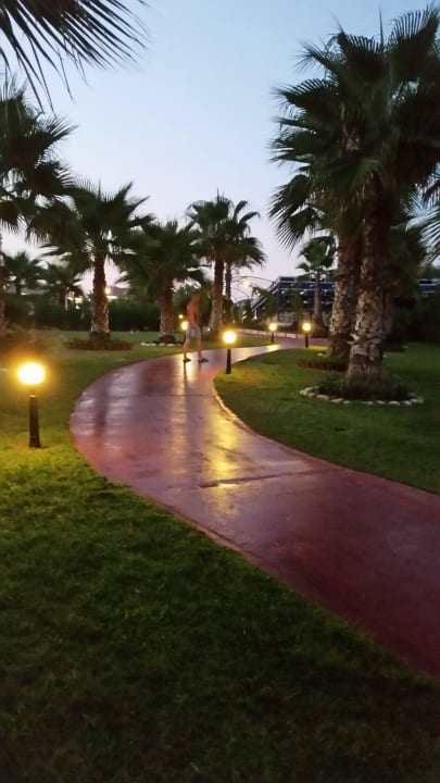 Der Weg zum Strand Hotel Turan Prince