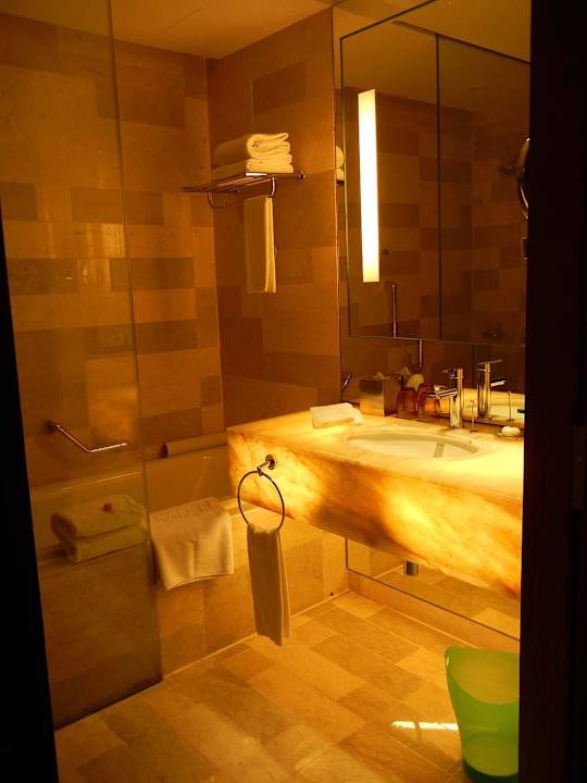 Sehr sauberes und großzügiges Badezimmer Hotel Traders Kuala Lumpur