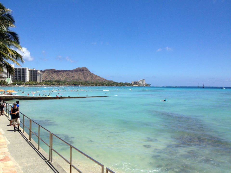 Blick von einem Durchgang vor dem Hotel am Meer  Hotel Sheraton Waikiki