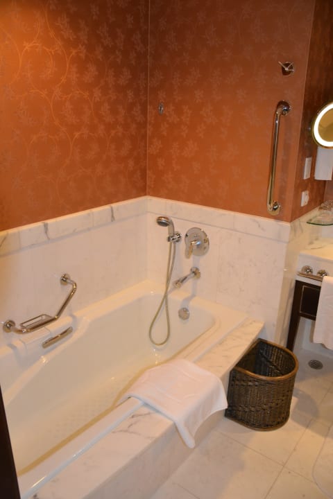 Bad Shangri-La Hotel, Bangkok