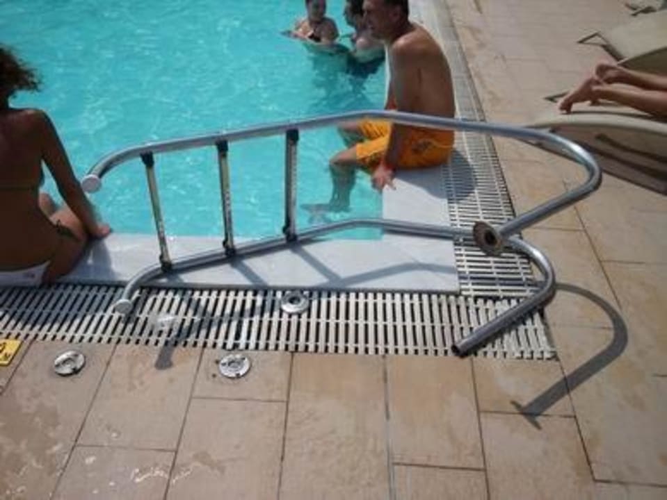 Echelle de la grande piscine Olympian Bay Grand Resort