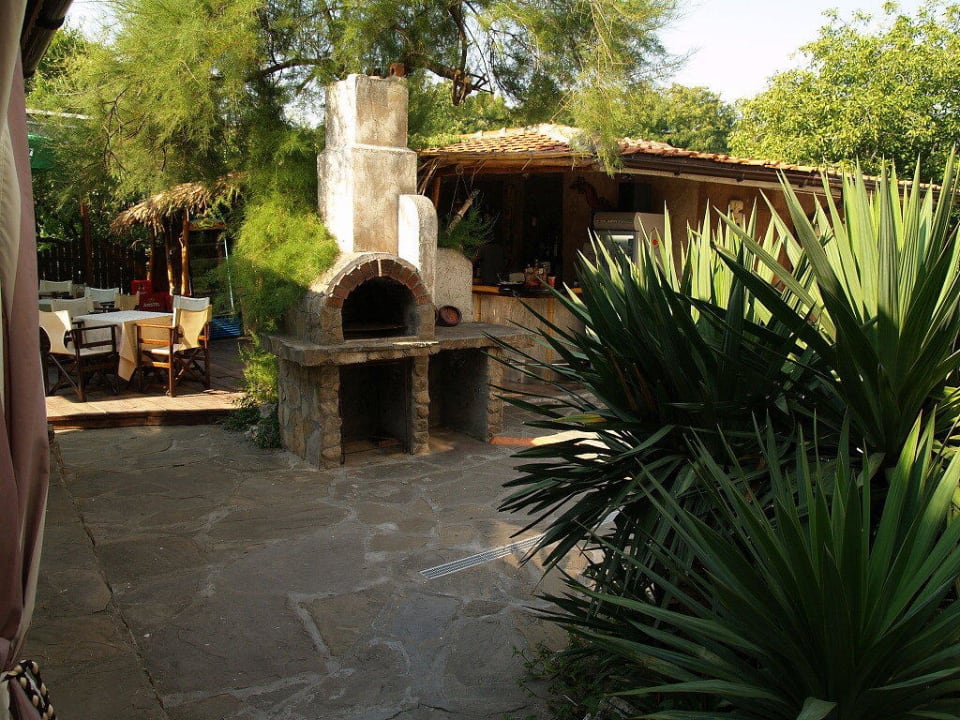 Zahrádka hotelu Coral - venkovní gril Coral Hotel