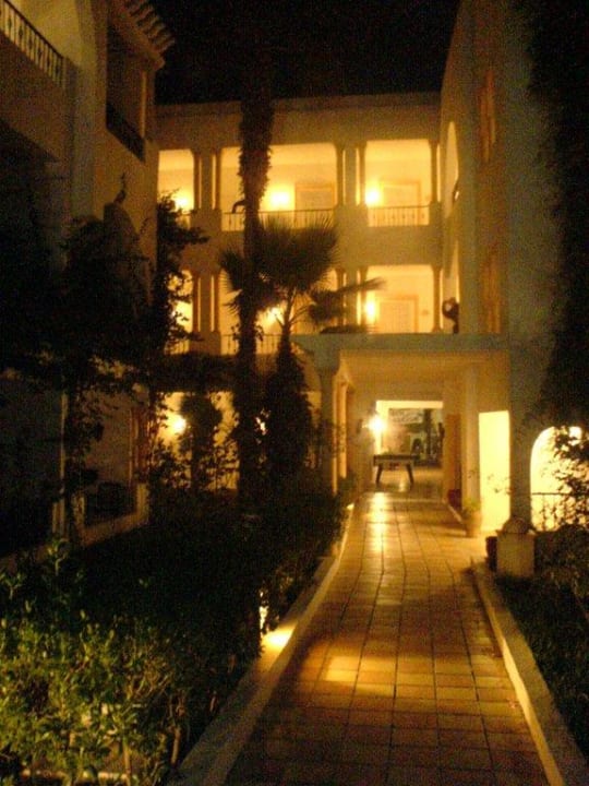 Weg zu den Zimmern Hotel Nesrine