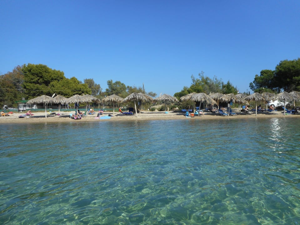 "unser" Strand vom Wasser aus Hotel Geranion Village