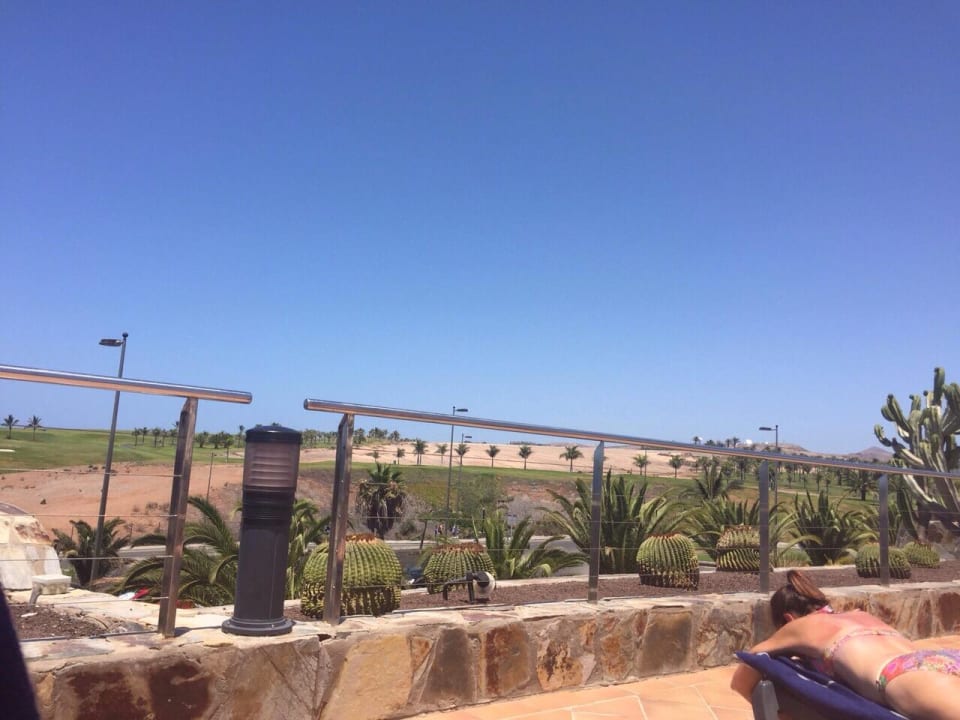 Blick von den Liegen beim Hauptpool H10 Playa Meloneras Horizons Collection