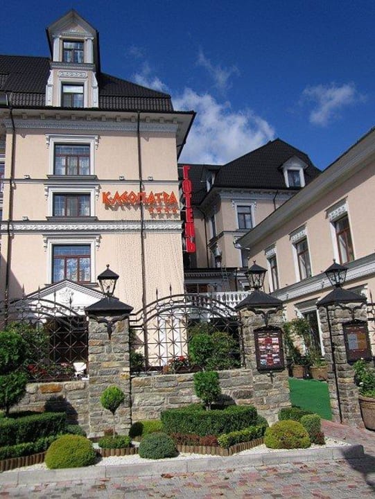 Das Hotel von der Straße aus gesehen Hotel Kleopatra VIP