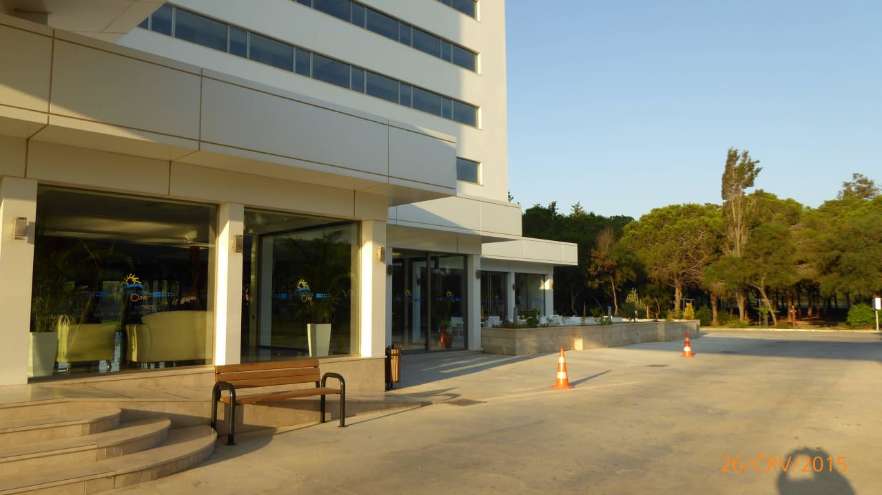 Průčelí budovy Park Salamis Bay Conti Resort Hotel & Casino