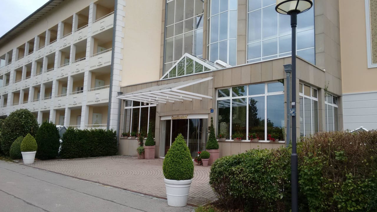 Vorderfront des Hotels Quellenhof Thermenhotel Quellenhof