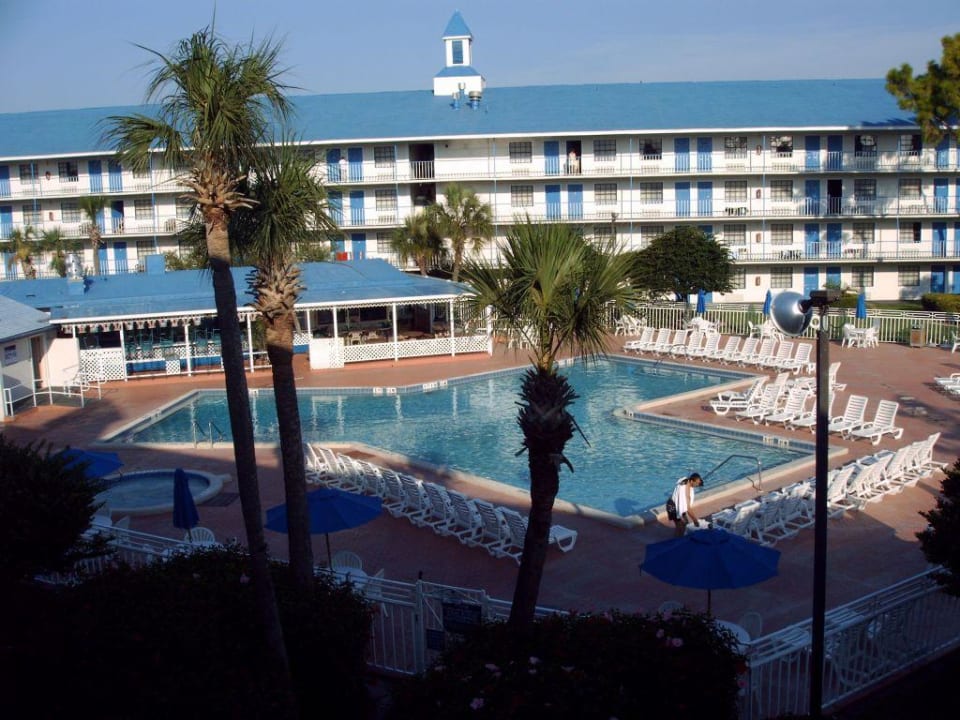 Blick auf den Schwimmingpool Avanti International Resort