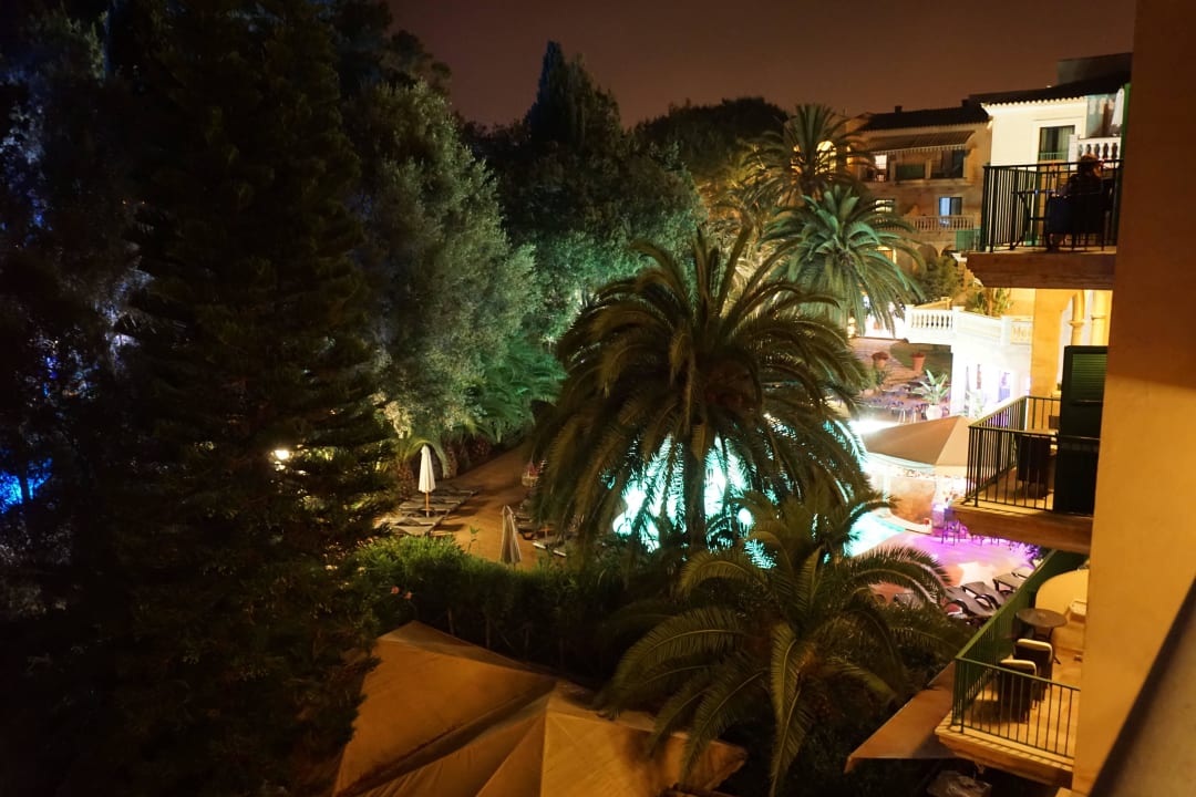 Blick vom Balkon zur Poolanlage bei Nacht Lago Garden