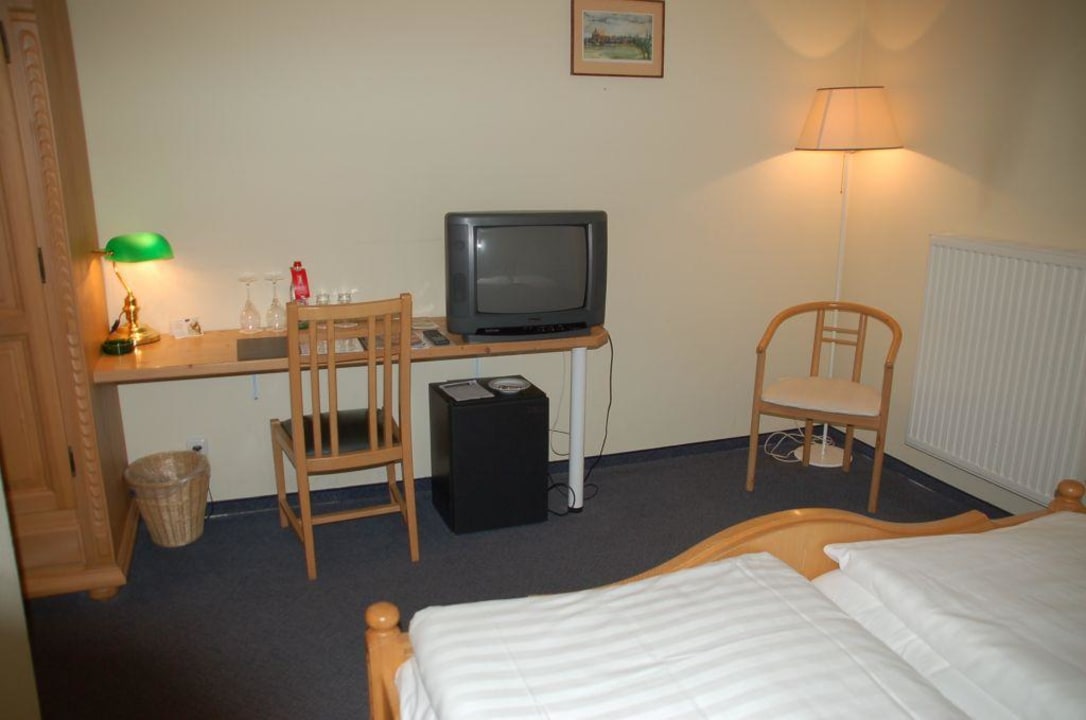 Blick auf den kleinen Schreibtisch, TV und Minibar Hotelpark Stadtbrauerei Arnstadt