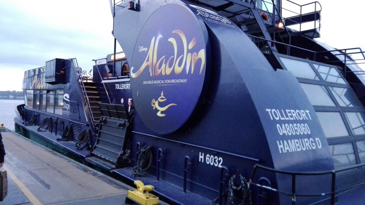 Fähre  elaya hotel hamburg finkenwerder