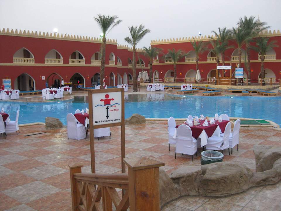 Basen główny Pickalbatros Alf Leila Wa Leila Resort - Neverland Hurghada