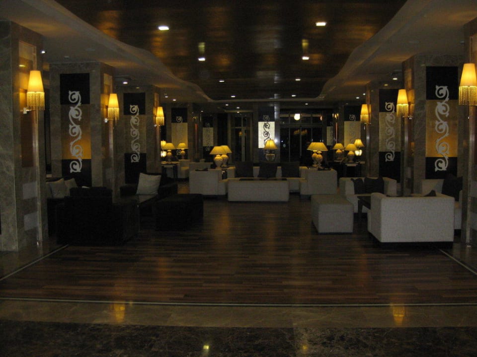 Sitzbereich in der Lobby Hotel Terrace Beach Resort