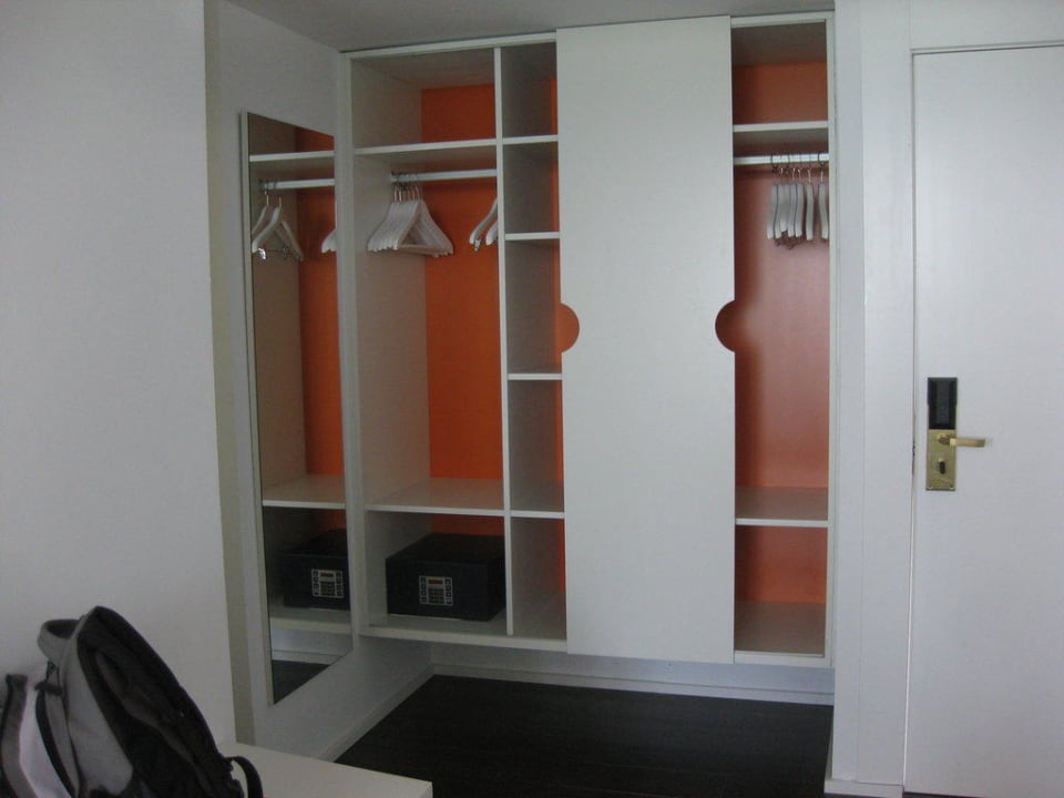 Schrank in der Juniorsuite Iberostar Waves Bahia de Palma