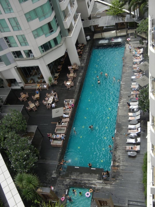 Die 20 Liegen sind schnell belegt JC Kevin Sathorn Bangkok Hotel