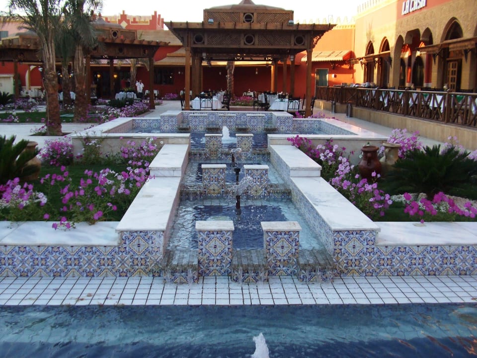 Brunnen vor dem italienischen Restaurant Pickalbatros Alf Leila Wa Leila Resort - Neverland Hurghada