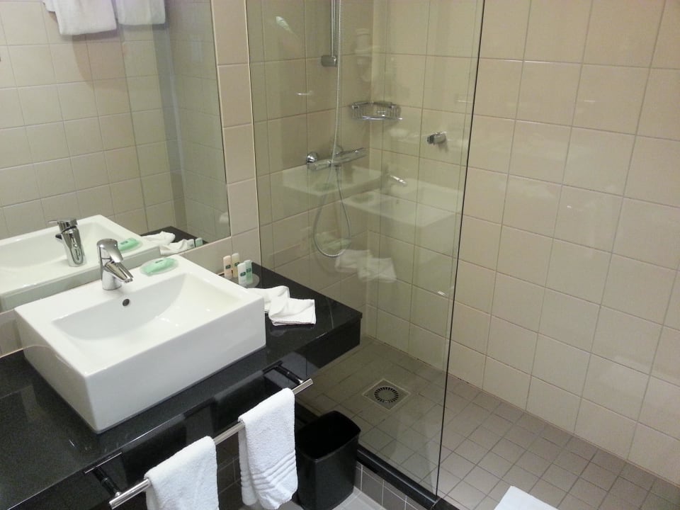 Badezimmer Hotel Courtyard by Marriott Paris Saint Denis