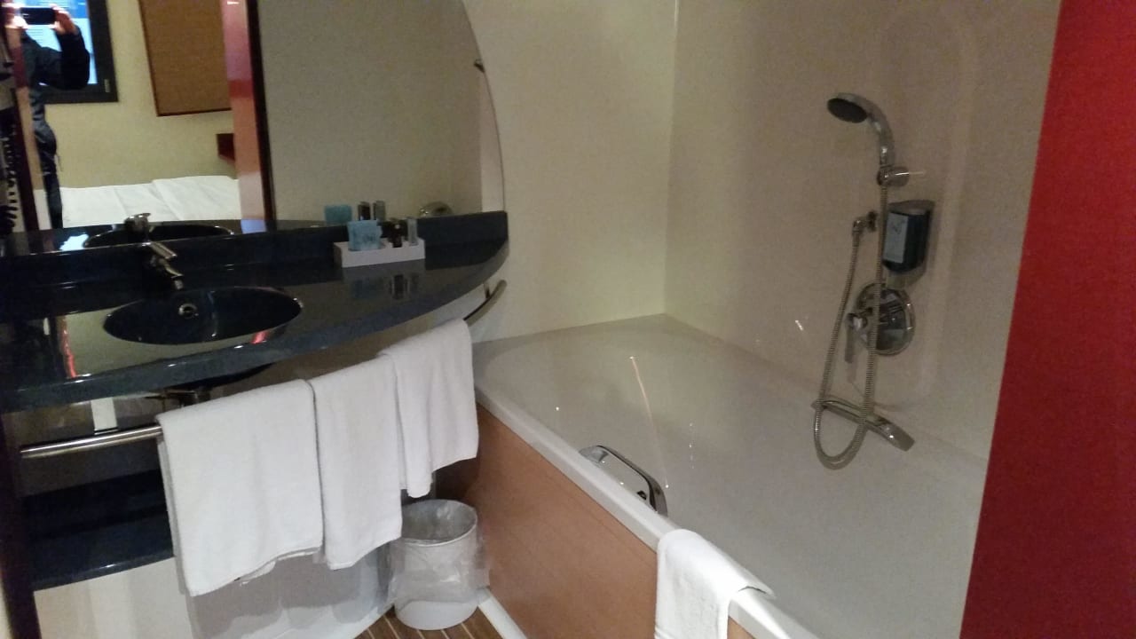 Bad (links noch Duschkabine) Novotel Suites Berlin City Potsdamer Platz