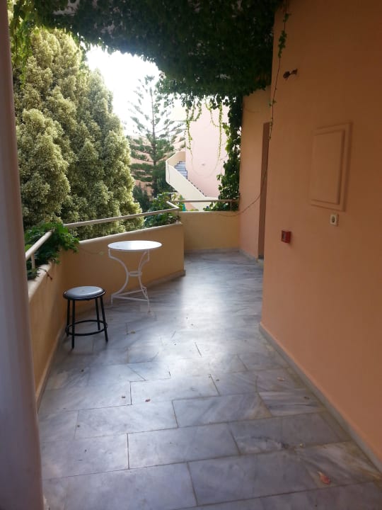 Gang vorm Zimmer Fereniki Holiday Resort & Spa