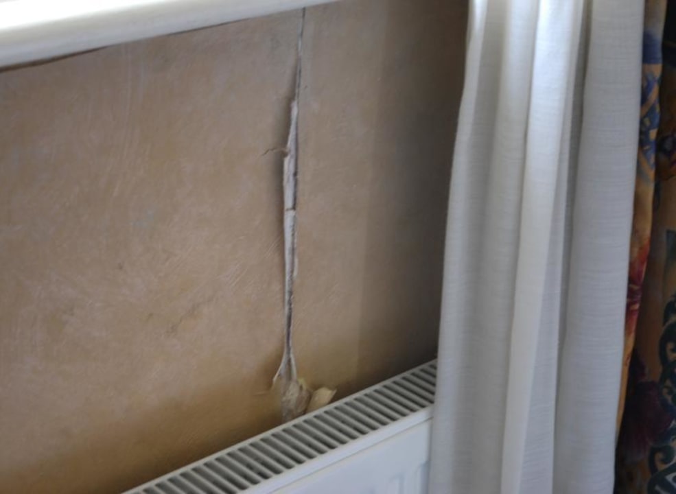 Riss in der Tapete Hotel Berjaya Eden Park