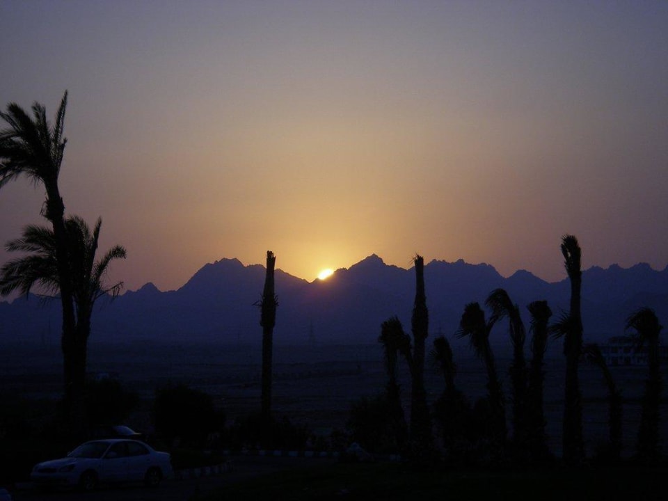 Wüste und Berge hinter dem Hotel Shams Prestige Abu Soma-Adults Only