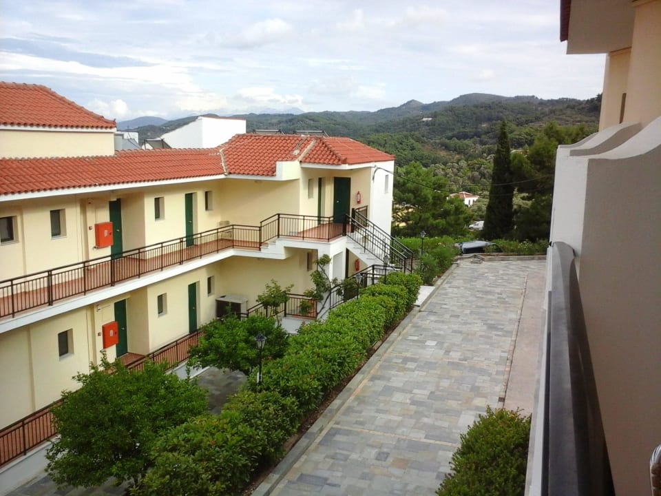 Blick zum Haupthaus.  Hotel Kalidon Panorama