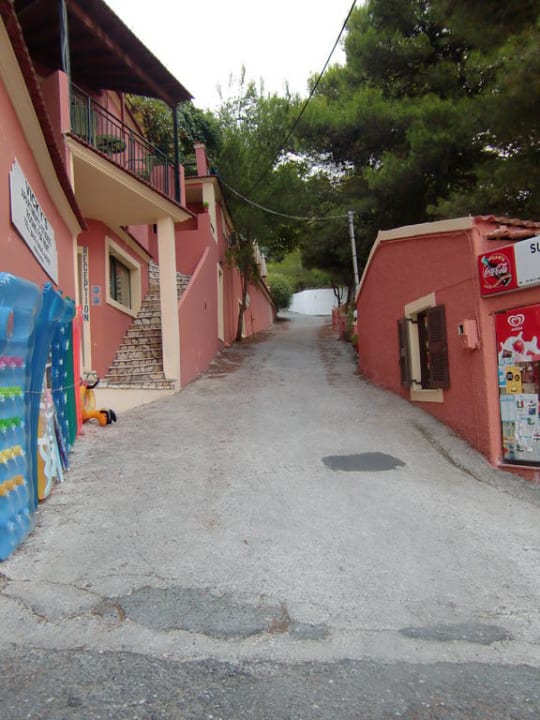 Hotelauffahrt erster Teil Bella Vista Apartments Pelekas