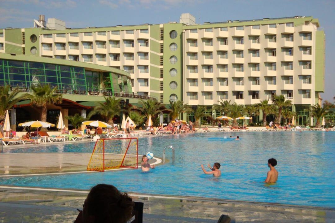 Pool mit Hauptgebäude VONRESORT Golden Coast