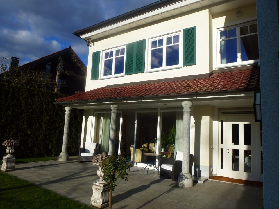 Terrasse mit Sessel, Tisch, Stühlen, Sonnenschirm Baumann's Landhaus