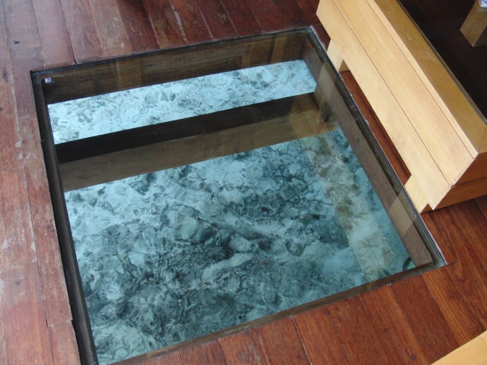 Fenster im Boden von Bungi Cinnamon Hakuraa Huraa Maldives