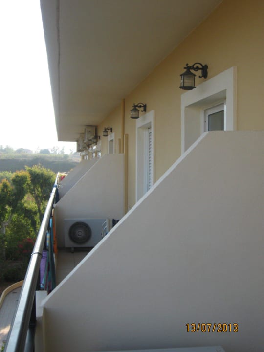 Blick zum Nachbarnzimmer Vantaris Luxury Beach Resort