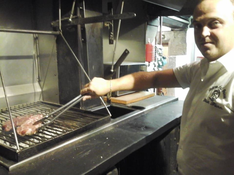 Der Chef beim Grillen  Hotel Auberge Aal Veinen