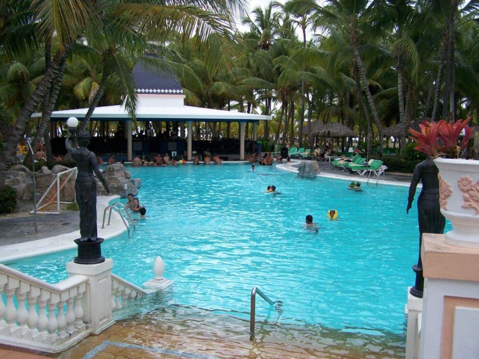 Pool mit Blick auf die Poolbar Hotel Riu Bambu
