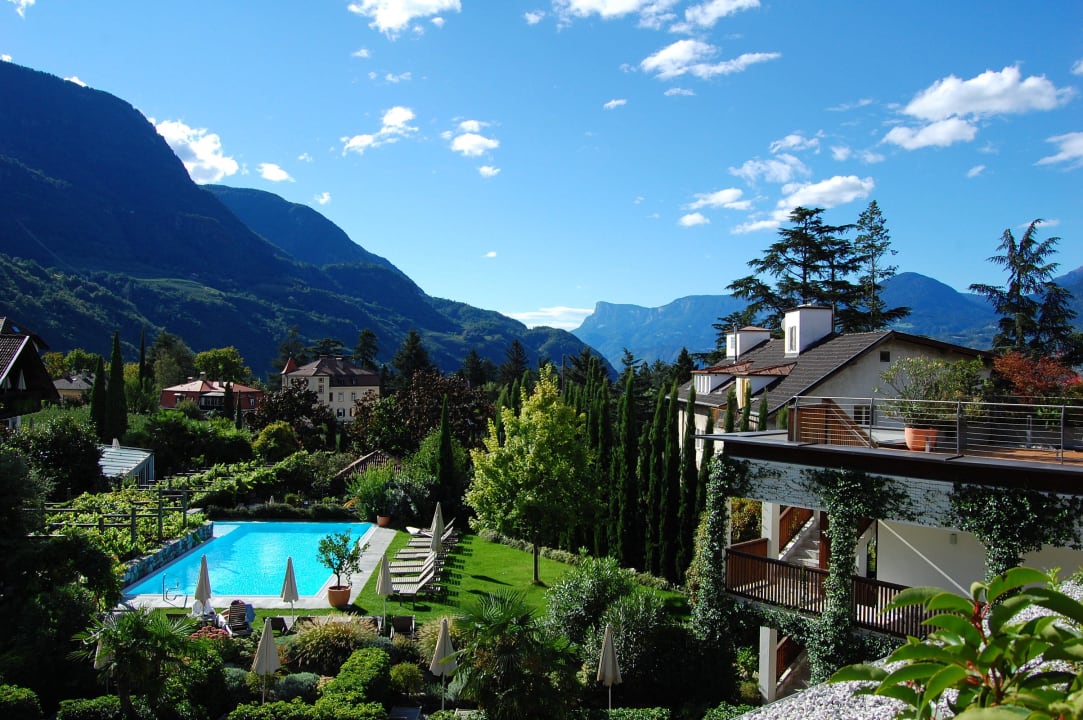 Blick in den Garten mit Pool Hotel Ansitz Plantiz