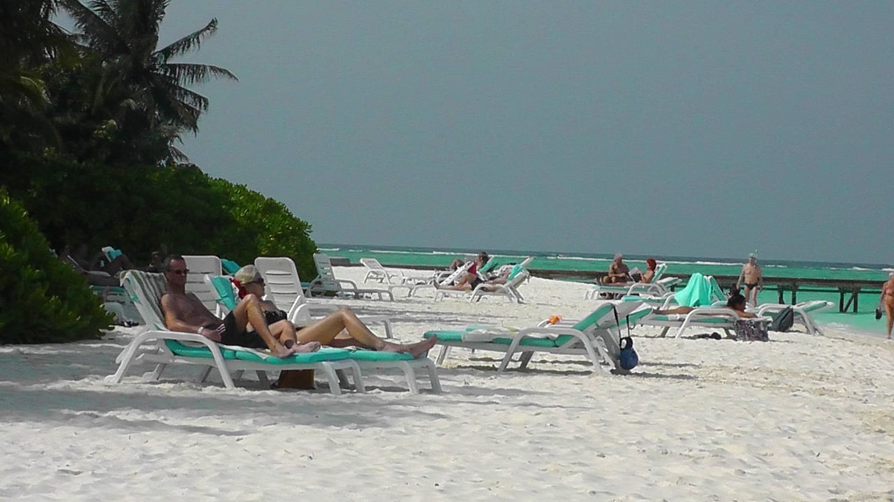 Leider zu wenig Platz am Strand Fihalhohi Maldives