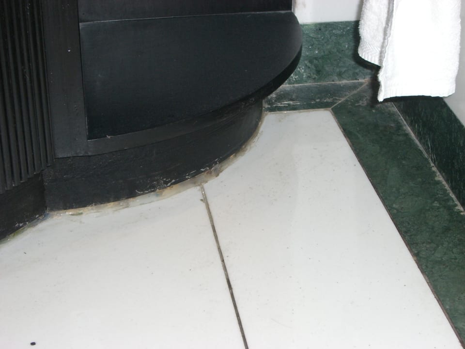 Schimmel Waschtisch unten / Nirvana Zimmer Le Meridien Ile Maurice